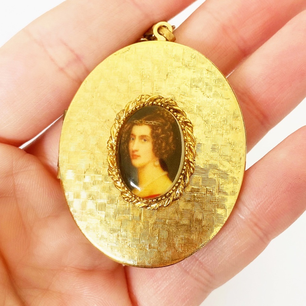 Vintage gold tone cameo portrait painting locket on 24” gold tone chain